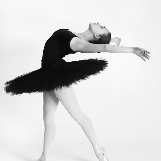 une danseuse classique en noir et blanc