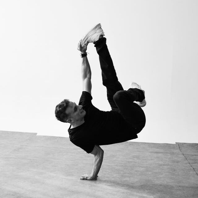 un homme qui danse le hip hop