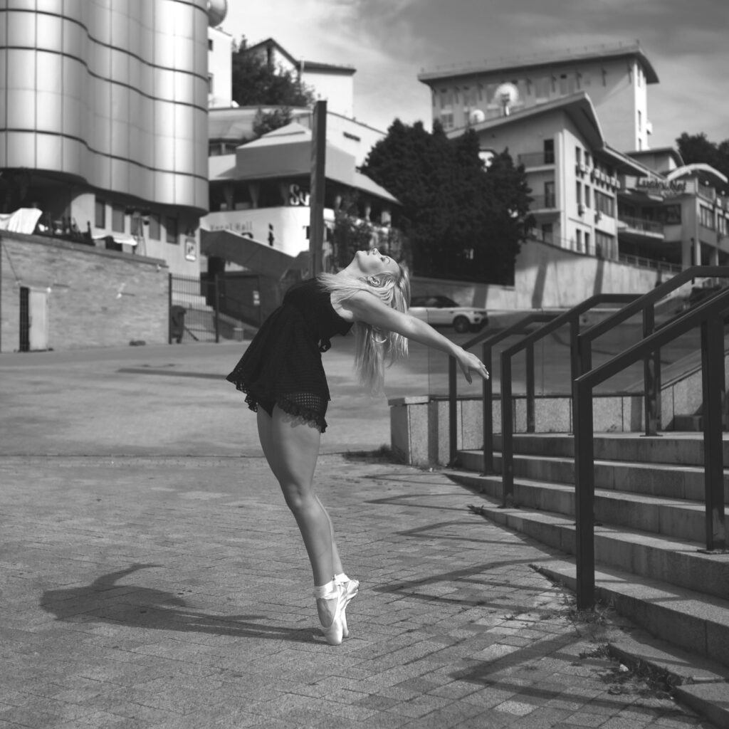 une femme danse dans la rue