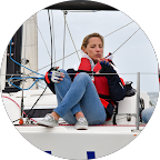 femme sur un bateau